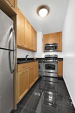 4th image of 333 E 49th St APT 4N