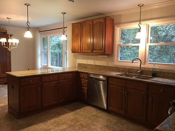 Granite counter tops, Dishwasher, refrigerator with ice maker, gas stove