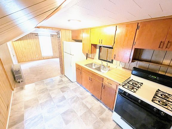 UPGRADES TO STAINLESS STOVE AND NEW FRIDGE NOT SHOWN IN PICTURES