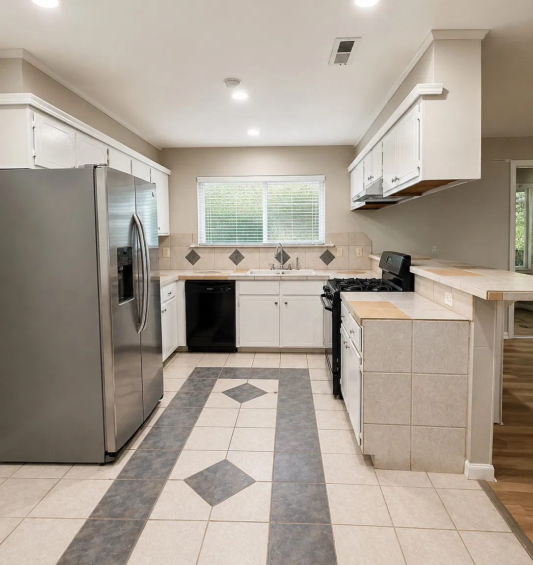 3 bed, 2.0 bath, 1452 sqft, $1,750 — Photo 3