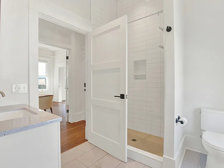 402 W 41st St #B — Photo 6