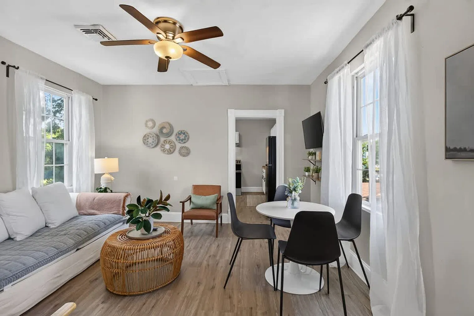 2 bed, 1.0 bath, 947 sqft, $4,364 — Photo 1