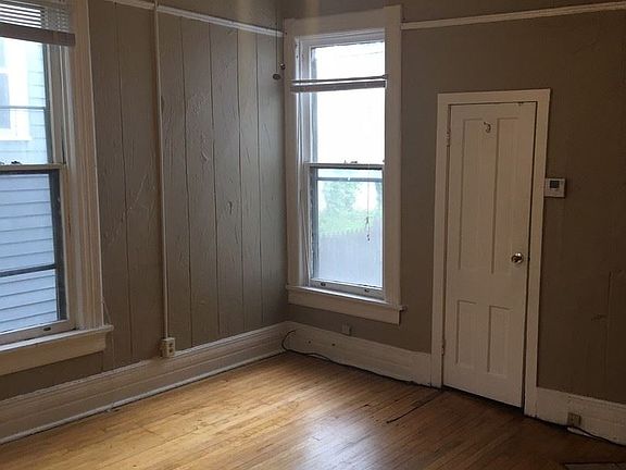 3rd image of 1518 N Van Buren St #101