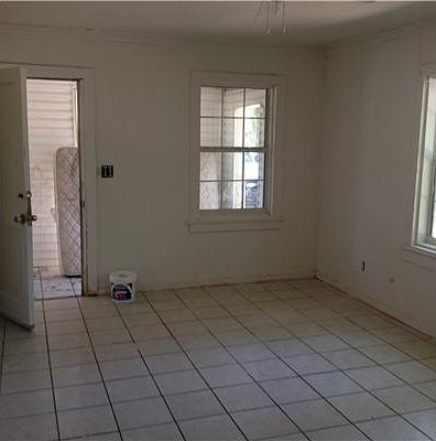 4th image of 1332 E Railroad St