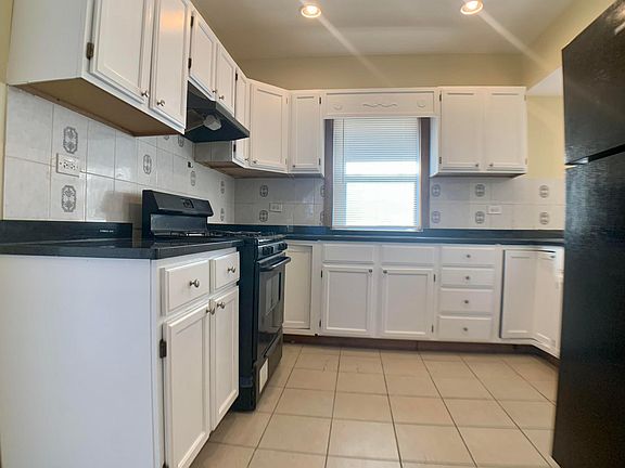 5th image of 2615 N Newcastle Ave