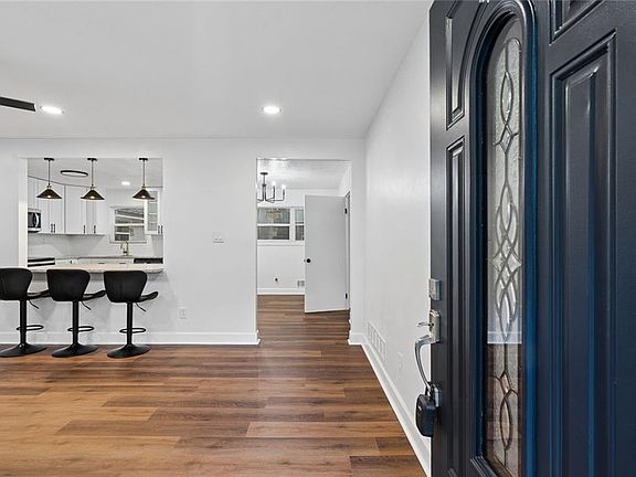 3rd image of 499 Queen Aliese Ln