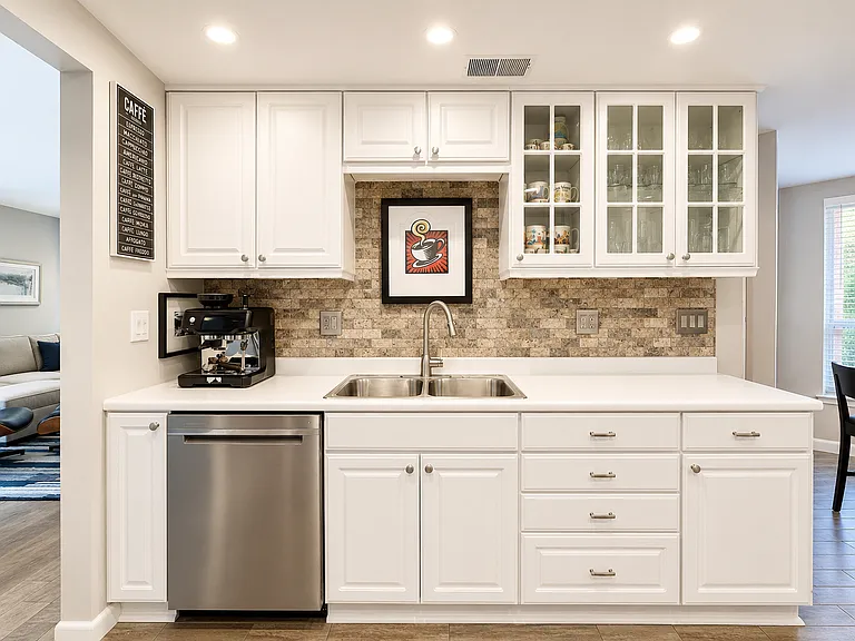 Fully equipped Kitchen built in new appliances , service for 12+, includes Breville cappuccino machine