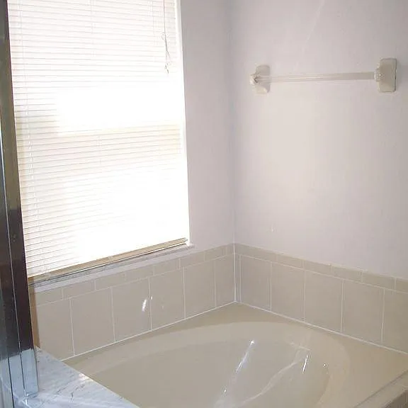 4292 Collinwood Dr — Photo 4