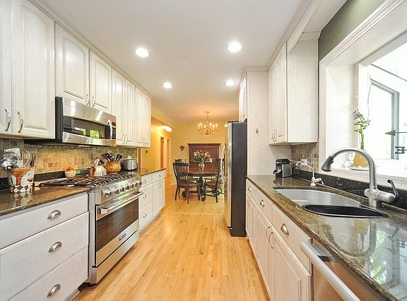 4th image of 1214 Sherwood Dr