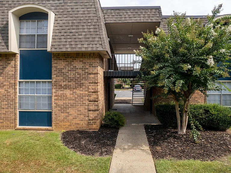 Oak Manor Apartment Homes — Photo 13