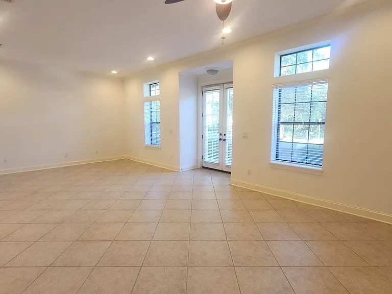 654 South Loop Pkwy — Photo 4