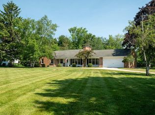 118 W Highview Dr, Mequon, WI 53092