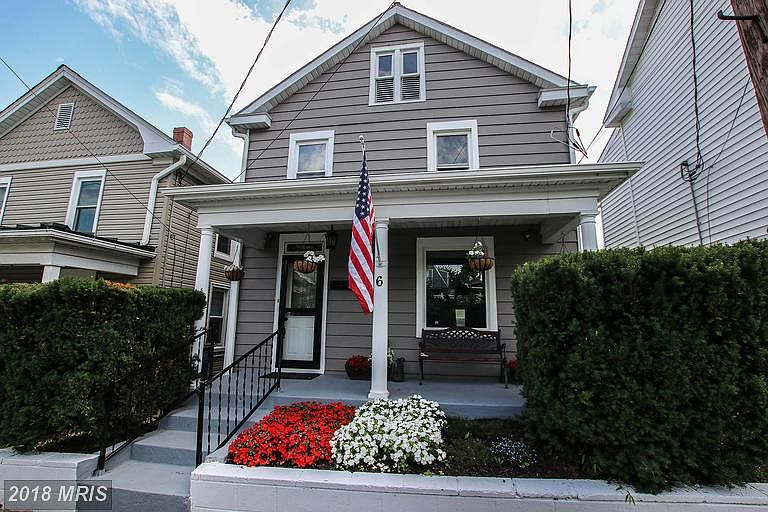 Traditional 2-story Crafstman-style home