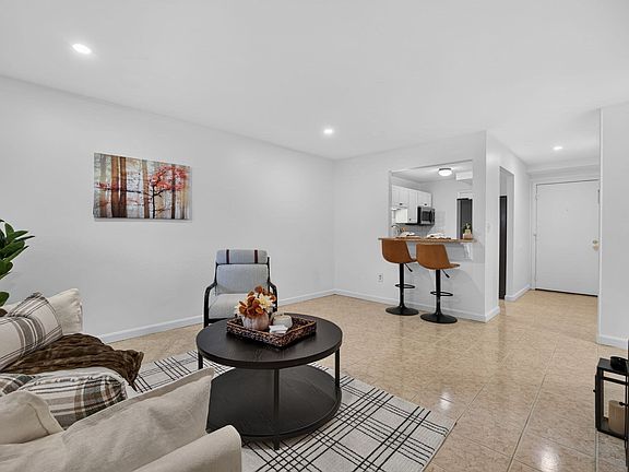 4th image of 800 Governors Dr APT 6