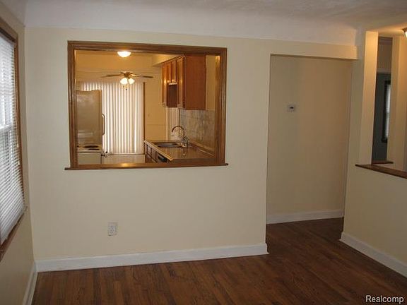 4th image of 23420 Melville Ave