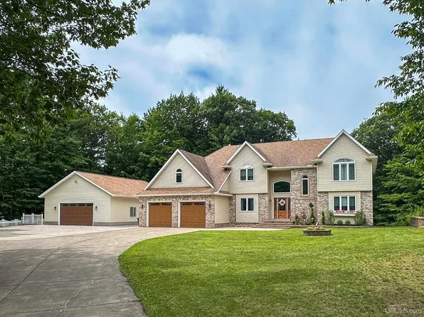 161 Chippewa Dr, Negaunee, MI 49866