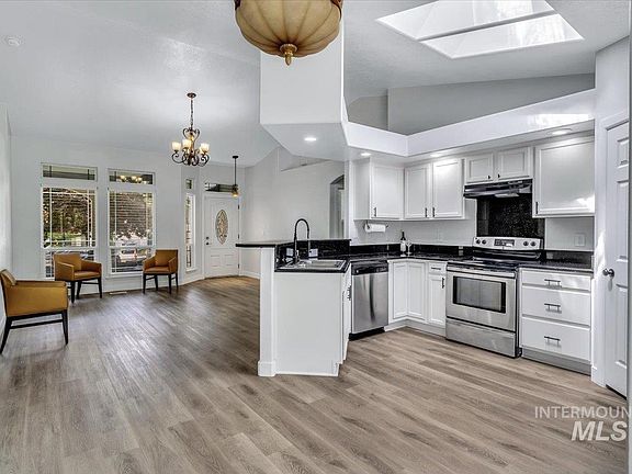 3rd image of 2132 W Havenwood Ave