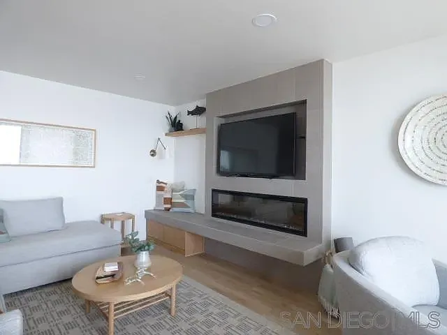 2 bed, 2.0 bath, 1270 sqft, $7,500 — Photo 4