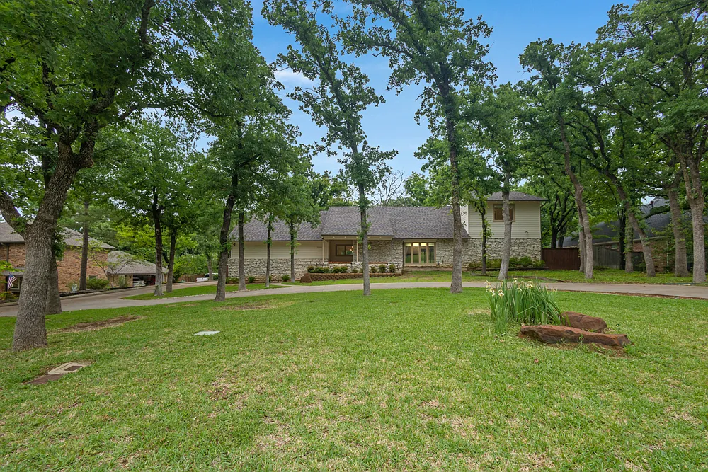 Circle drive and over half an acre lot - 2805 Forrestridge Dr