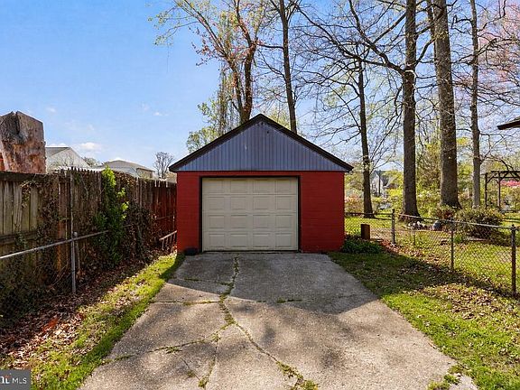 2nd image of 3614 Crest Dr