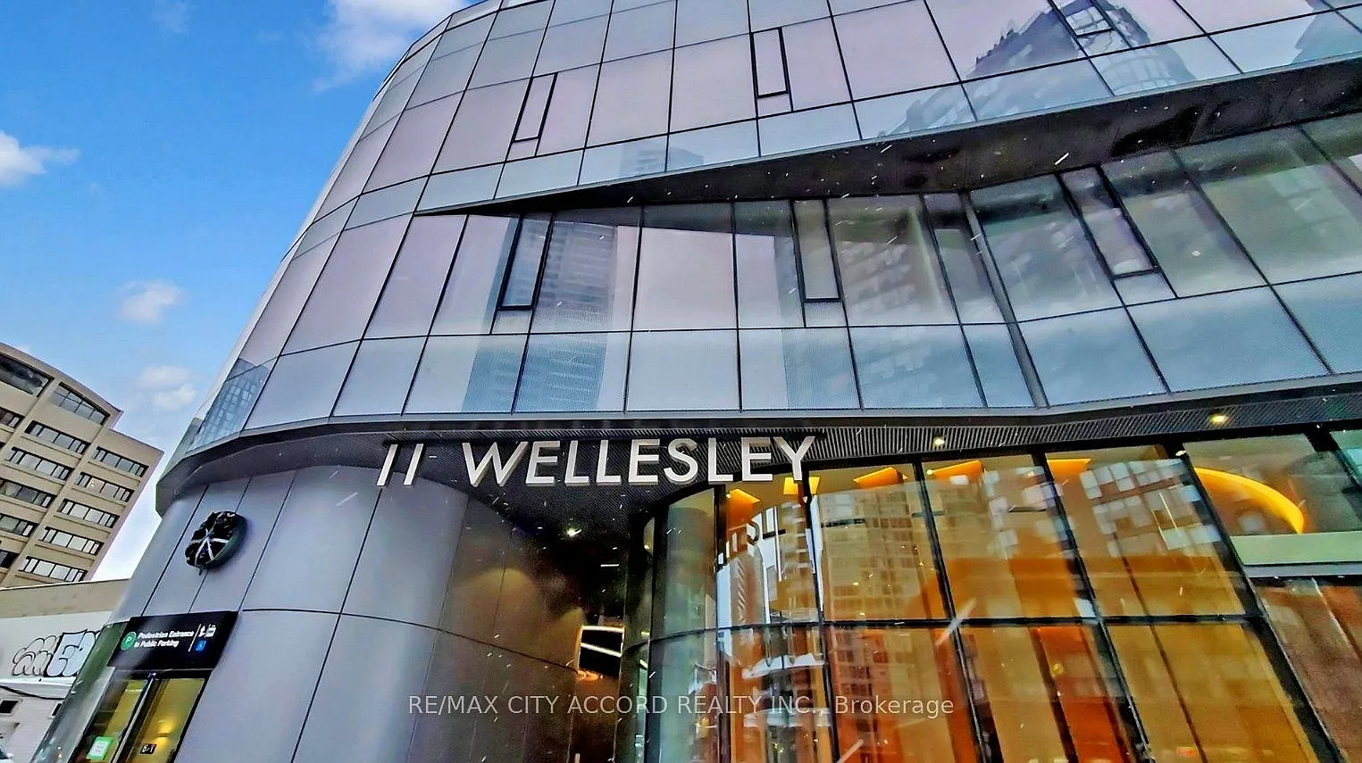 Wellesley On The Park — Photo 1
