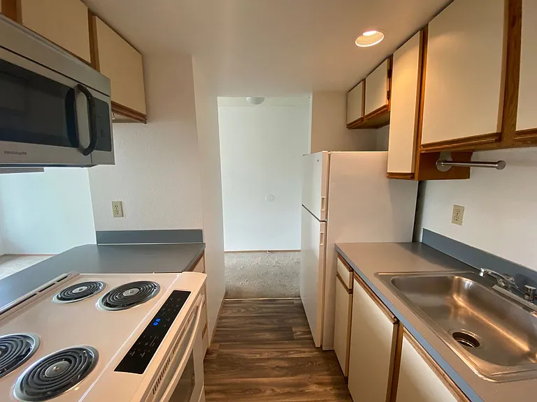 University Court Apartments — Photo 26