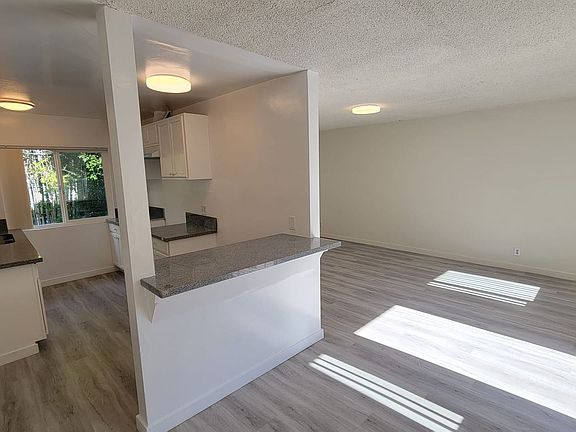 3rd image of 13111 Oxnard St #15