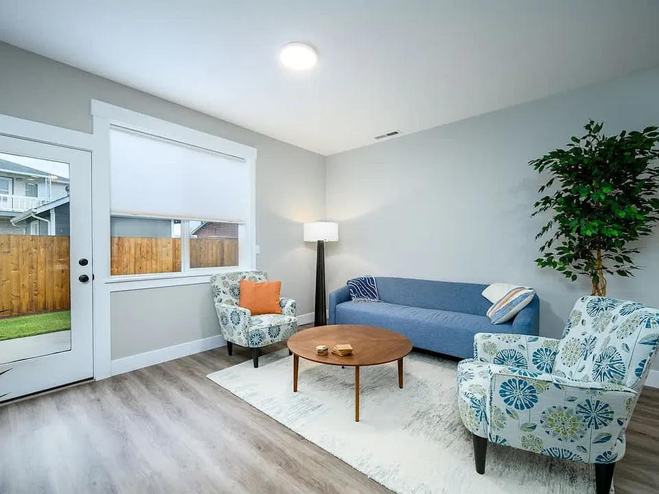 285 N 1st St #ID1550279P