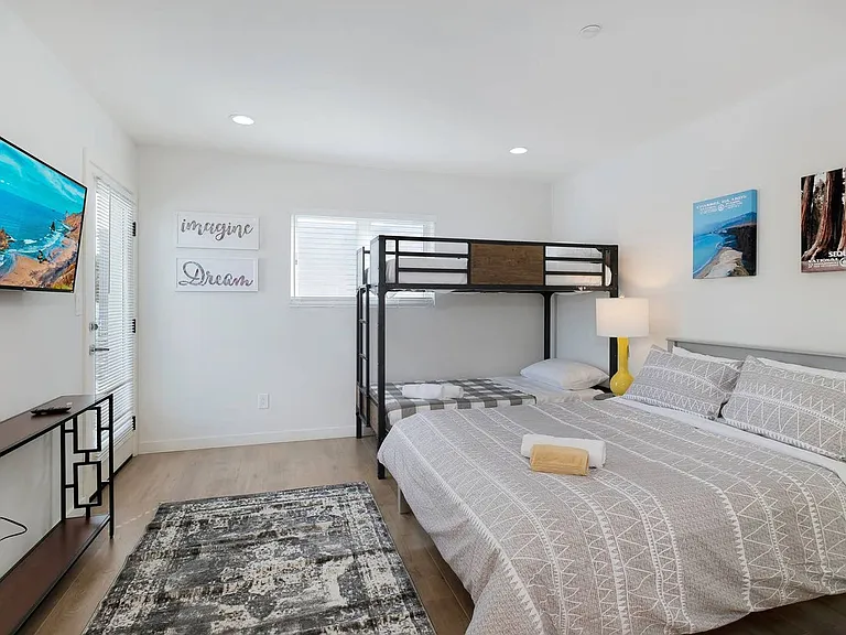 3 Bed Modern Townhome + 2-Car Private Garage — Photo 27