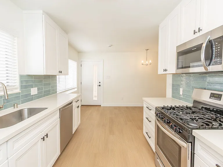 Remodeled 2 Bedroom/ 1 Bath Apartment Near Strand Beach in Oceanside! — Photo 8