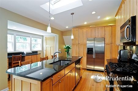 4th image of 919 E Valley Ln