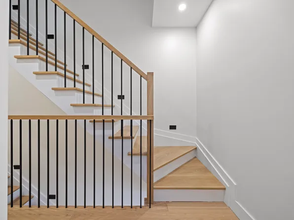 389 Manhattan Avenue image 22 of 38