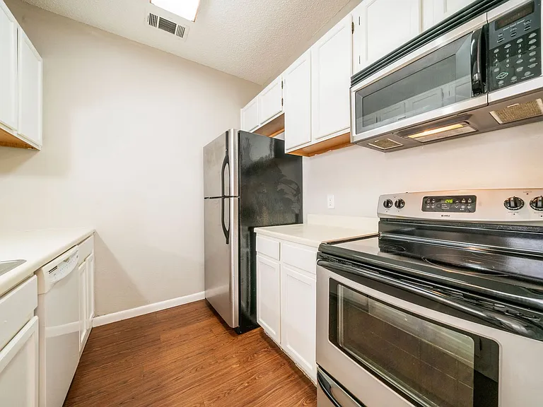 2300 Leon St #101 — Photo 12