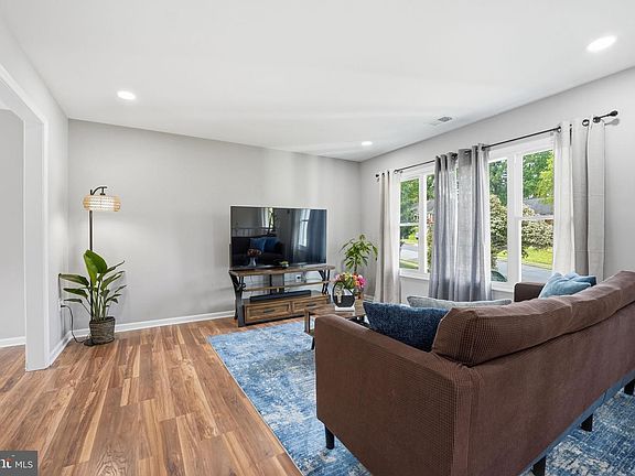 2nd image of 3008 Albany Ct