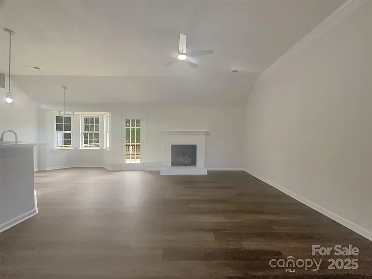 121 Shining Armor Ct — Photo 4
