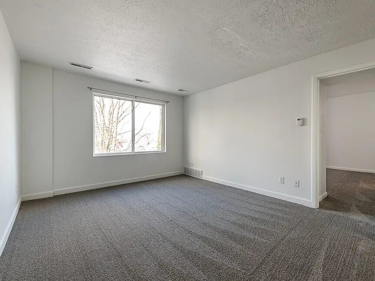 Skyview Manor — Photo 8