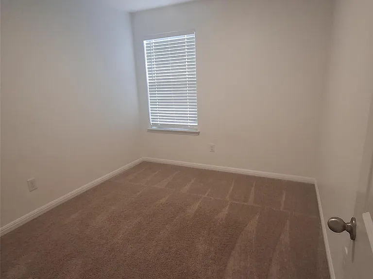 405 Riverdale Dr — Photo 6