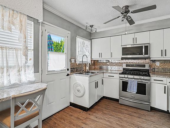 5th image of 11926 90a Ave