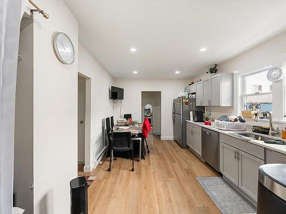 4th image of 528 Ferry St