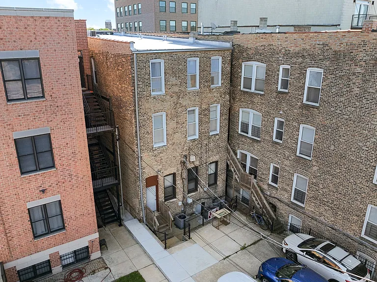 2454 N Southport Ave — Photo 2