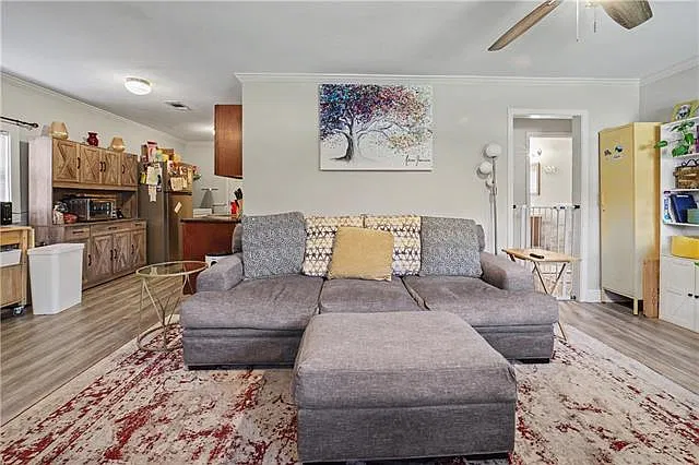 3 bed, 1.0 bath, 900 sqft, $1,500 — Photo 3