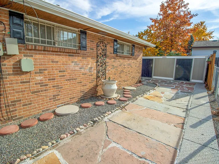 2431 N Humboldt St — Photo 33