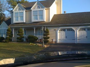 17 Hayes Ln, Coram, NY 11727