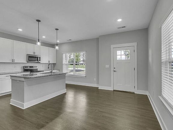 4th image of 504 N Main St