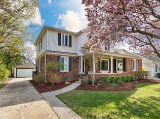 791 Roslyn Rd, Grosse Pointe Woods, MI 48236