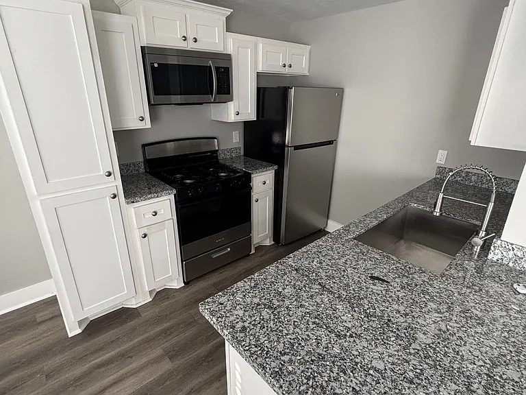 Avondale Apartments — Photo 19