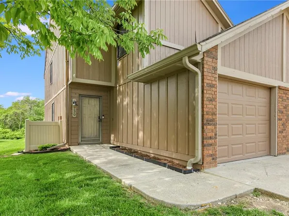 230 SW Pinetree Ln, Lees Summit, MO 64063
