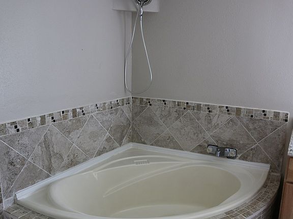 4th image of 16 Dogwood Dr