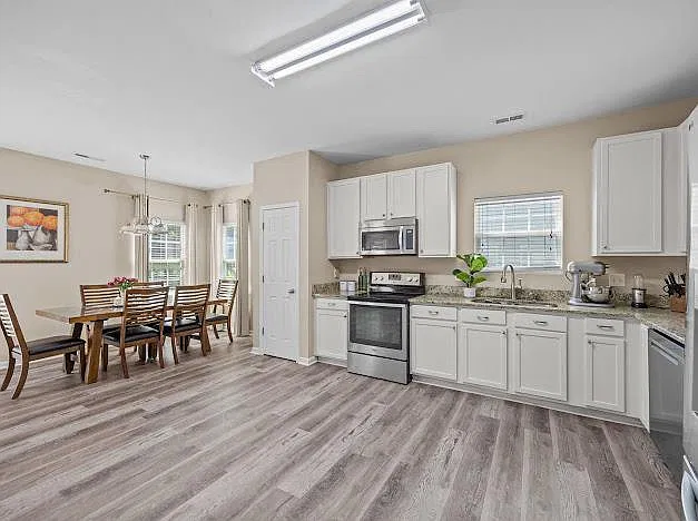4 bed, 2.5 bath, 2311 sqft, $2,350 — Photo 3