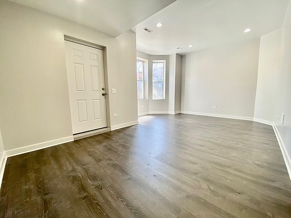 2nd image of 3232 S Emerald Ave Unit 1